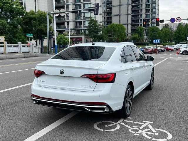 Volkswagen Sagitar 2023 300TSI DSG Premium Edition interior photo 15