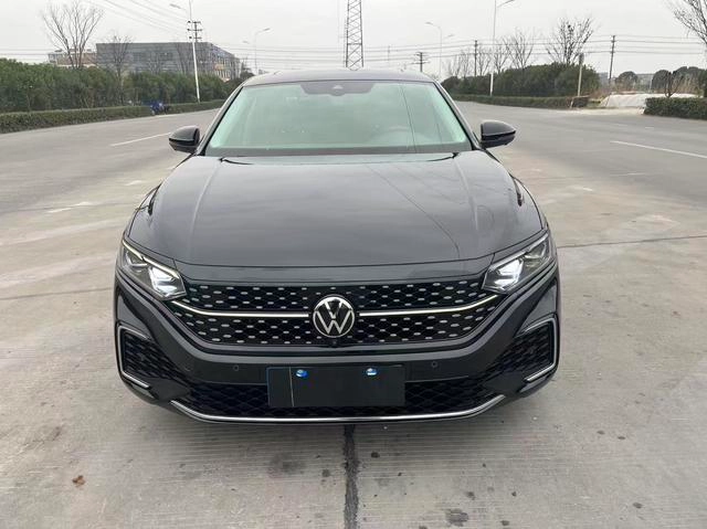 Volkswagen Passat 2023 Restyling 330TSI Star Deluxe Edition exterior photo 2