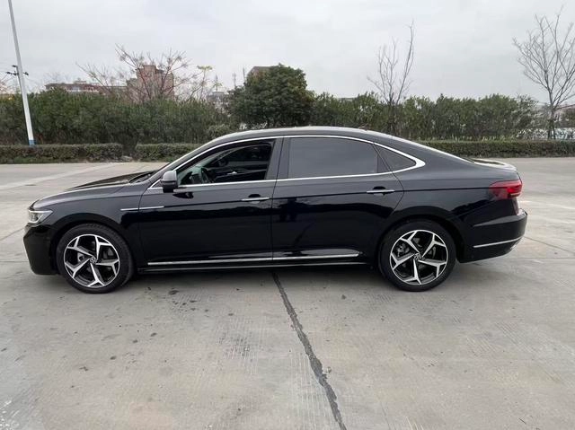 Volkswagen Passat 2023 Restyling 330TSI Star Deluxe Edition exterior photo 4