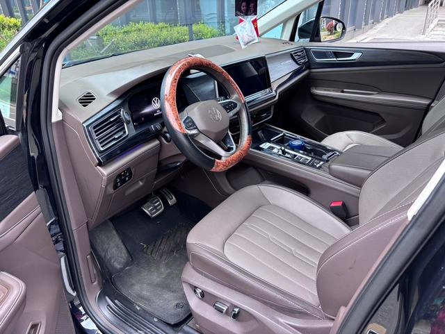 Volkswagen Viloran 2023 Restyling 380TSI Zunchi Edition interior photo 8