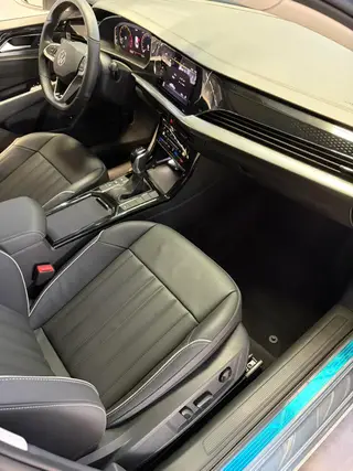 Volkswagen Passat 2022 330TSI Versión de élite interior foto 9