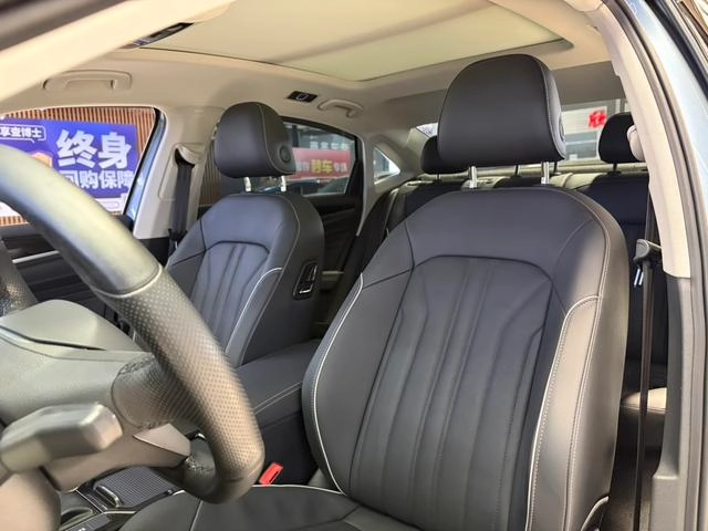 Volkswagen Passat 2022 330TSI Versión de élite interior foto 10