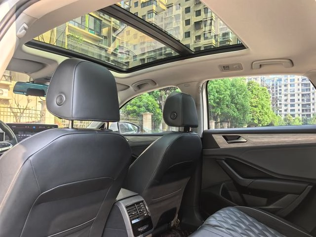 Volkswagen Sagitar 2023 300TSI DSG Premium Edition interior photo 9