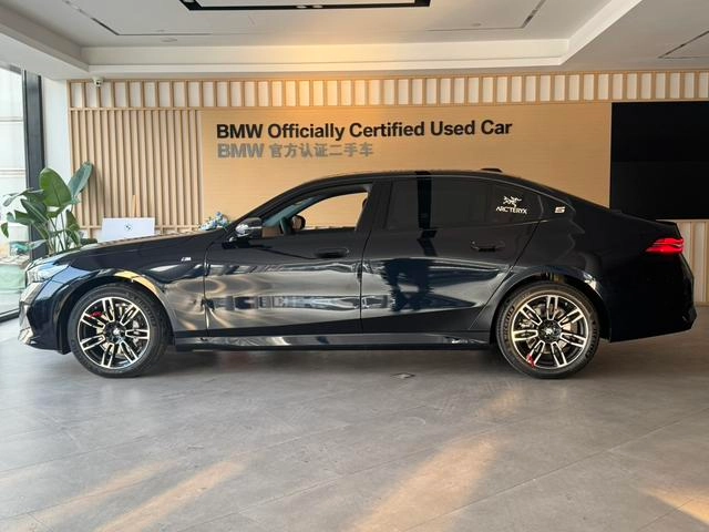 BMW 5 Series 2025 Restyling 530Li Leading Type M Sports suit exterior photo 6