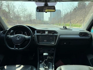 Volkswagen Tiguan L 2021 330TSI Автоматическая версия с двумя приводами интерьер фото 8