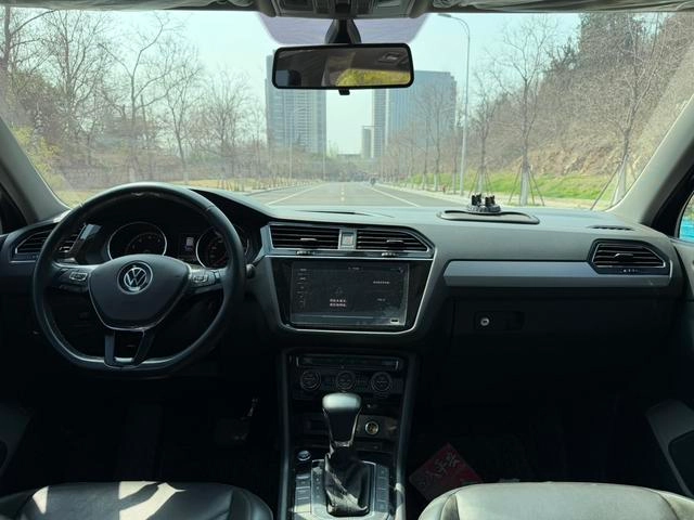 Volkswagen Tiguan L 2021 330TSI Автоматическая версия с двумя приводами интерьер фото 8