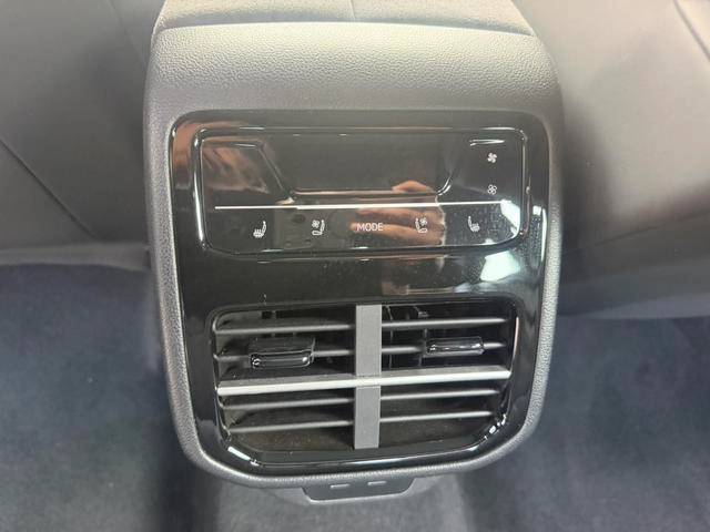 Volkswagen Passat 2025 Pro 380TSI Star Dragon Edition interior photo 9