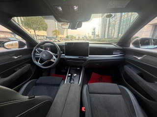 Volkswagen Passat 2025 Pro 380TSI Star Dragon Edition interior photo 10