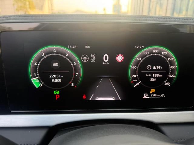 Volkswagen Passat 2025 Pro 380TSI Star Dragon Edition interior photo 12