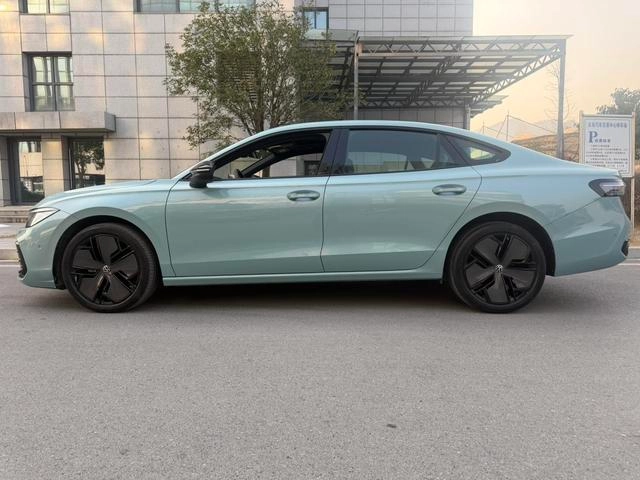 Volkswagen Passat 2025 Pro 380TSI Star Dragon Edition interior photo 13