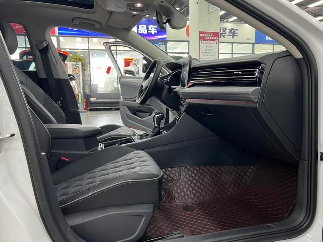 Volkswagen Sagitar 2023 300TSI DSG Versión más allá exterior foto 7 Volkswagen Sagitar 2023 300TSI DSG Versión más allá exterior foto 7