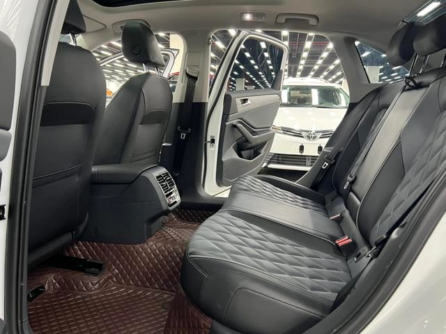 Volkswagen Sagitar 2023 300TSI DSG Versión más allá interior foto 8 Volkswagen Sagitar 2023 300TSI DSG Versión más allá interior foto 8