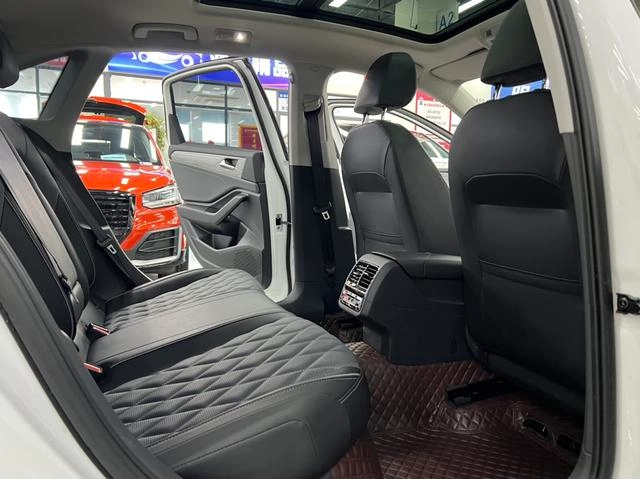 Volkswagen Sagitar 2023 300TSI DSG Versión más allá interior foto 9 Volkswagen Sagitar 2023 300TSI DSG Versión más allá interior foto 9
