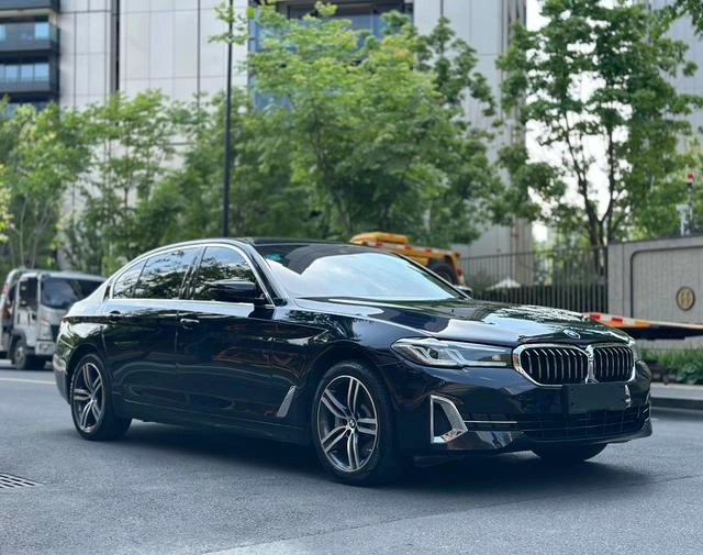 BMW 5 Series 2022 Second change 530Li Leading Type Luxury Set exterior photo 3