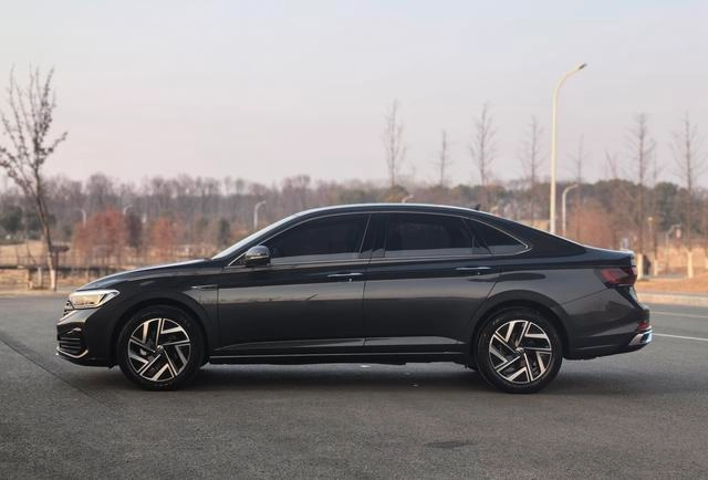 Volkswagen Sagitar 2023 300TSI DSG Premium Edition interior photo 11