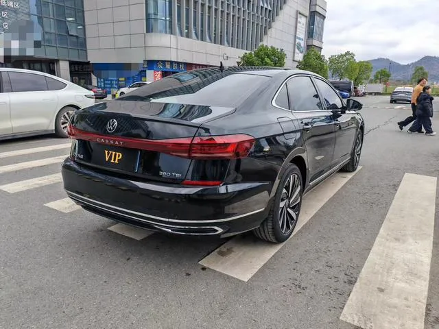 Volkswagen Passat 2024 380TSI Elite Edition interior photo 7