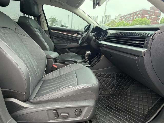 Volkswagen Passat 2023 330TSI Звездное небо Deluxe Edition интерьер фото 17 Volkswagen Passat 2023 330TSI Звездное небо Deluxe Edition интерьер фото 17