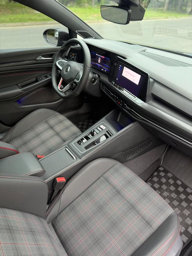 Volkswagen Golf GTI 2021 380TSI DSG GTI interior photo 9
