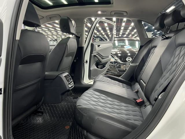 Volkswagen Sagitar 2023 300TSI DSG Premium Edition interior photo 9