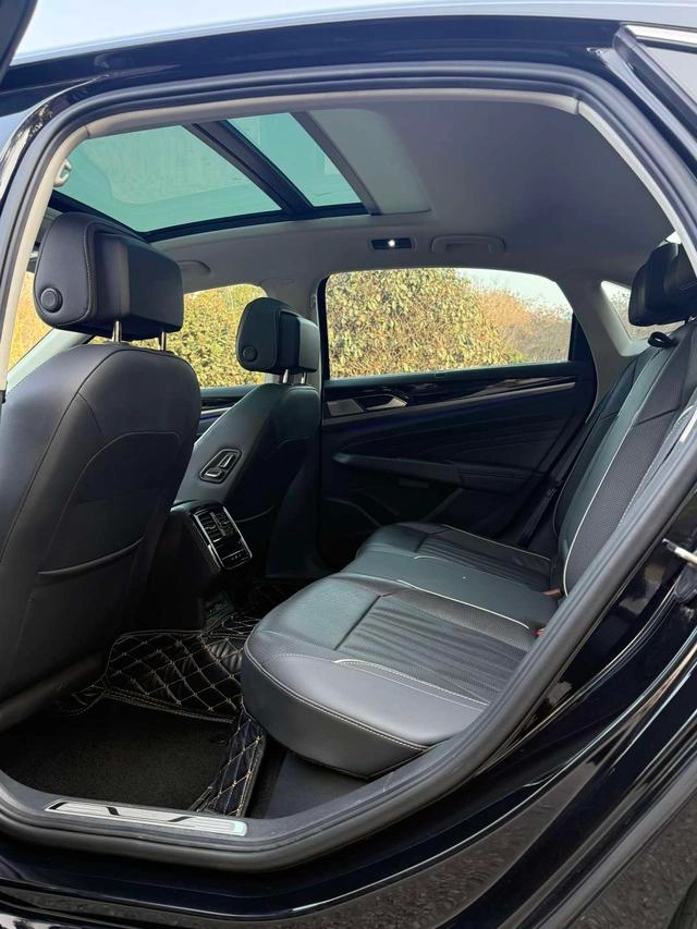 Volkswagen Passat 2022 330TSI Luxury Edition interior photo 9