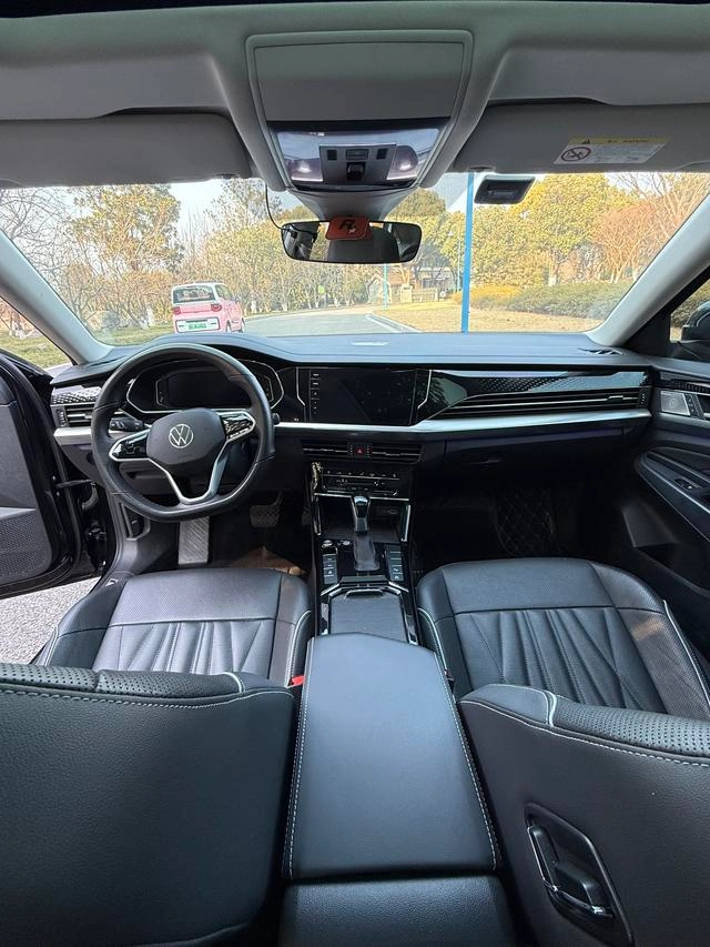 Volkswagen Passat 2022 330TSI Luxury Edition interior photo 13