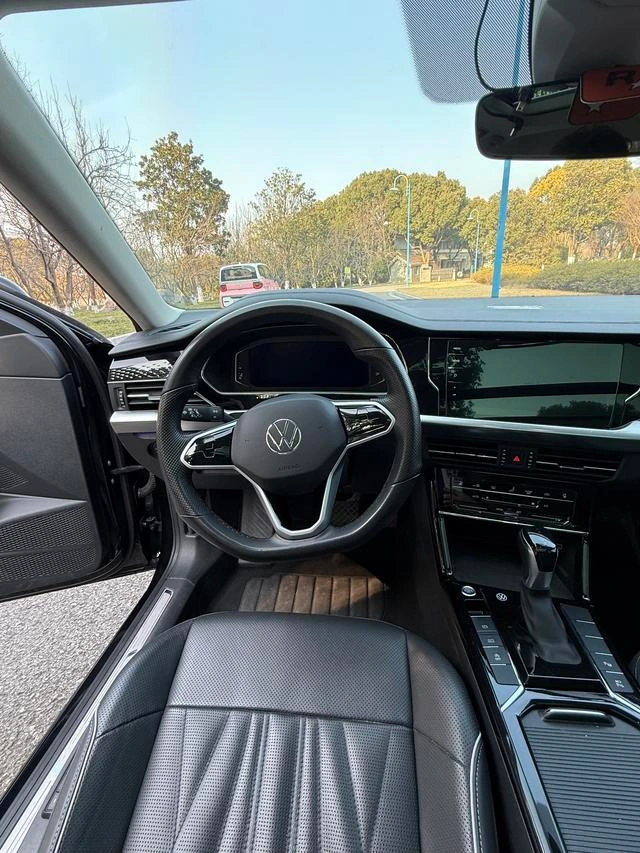 Volkswagen Passat 2022 330TSI Luxury Edition interior photo 14