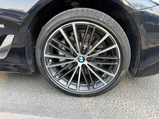 BMW 5 Series 2022 Segundo cambio 530Li Líder M Conjunto deportivo exterior foto 4
