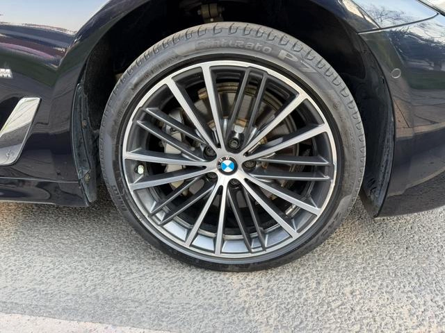 BMW 5 Series 2022 Segundo cambio 530Li Líder M Conjunto deportivo exterior foto 4