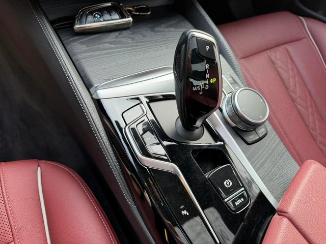 BMW 5 Series 2022 Segundo cambio 530Li Líder M Conjunto deportivo interior foto 10