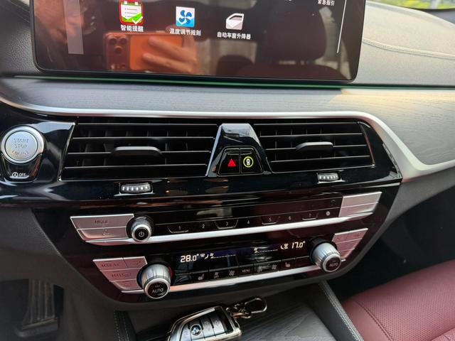 BMW 5 Series 2022 Segundo cambio 530Li Líder M Conjunto deportivo interior foto 11
