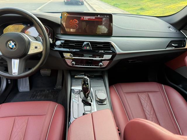 BMW 5 Series 2022 Segundo cambio 530Li Líder M Conjunto deportivo interior foto 13
