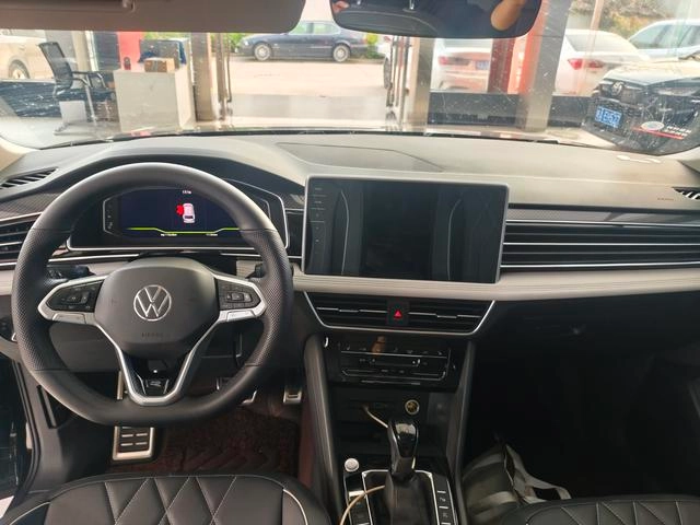 Volkswagen Tiguan L 2024 Outstanding style 330TSI Two-wheel drive R-Line Dragon Glitter Edition interior photo 8