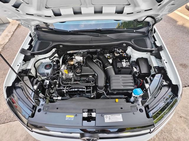 Volkswagen Tharu 2024 300TSI Version Moonzun à deux roues motrices intérieur photo 7