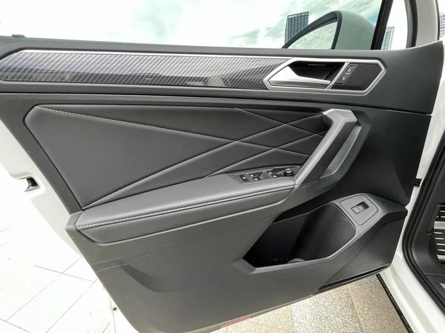 Volkswagen Tiguan L 2024 Вывыдающаяся сумма 330TSI Два привода R-Line Версия Long Yao интерьер фото 15