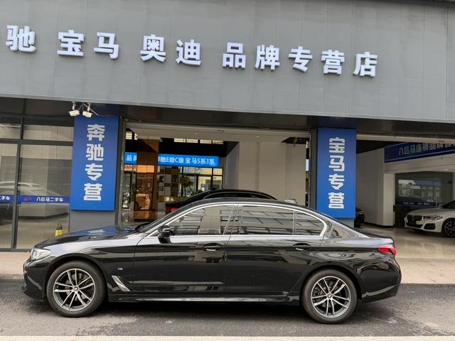BMW 5 Series 2022 Вторичная модификация 525Li M Спортивный костюм экстерьер фото 3 BMW 5 Series 2022 Вторичная модификация 525Li M Спортивный костюм экстерьер фото 3