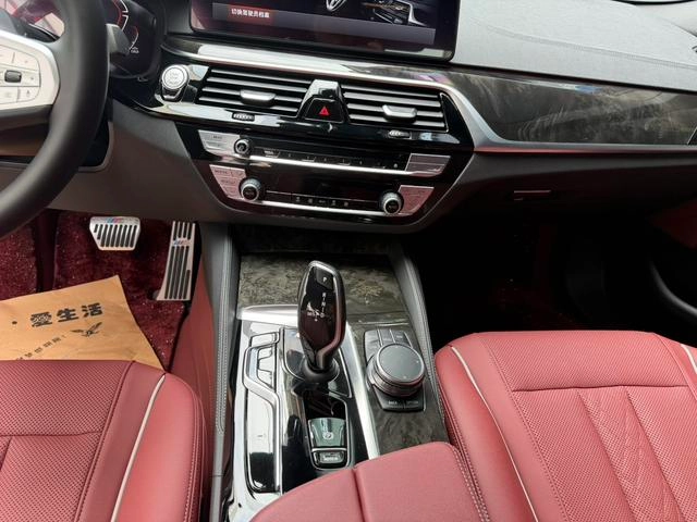 BMW 5 Series 2022 Вторичная модификация 525Li M Спортивный костюм экстерьер фото 8 BMW 5 Series 2022 Вторичная модификация 525Li M Спортивный костюм экстерьер фото 8