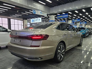 Volkswagen Passat 2022 380TSI Роскошная версия интерьер фото 12