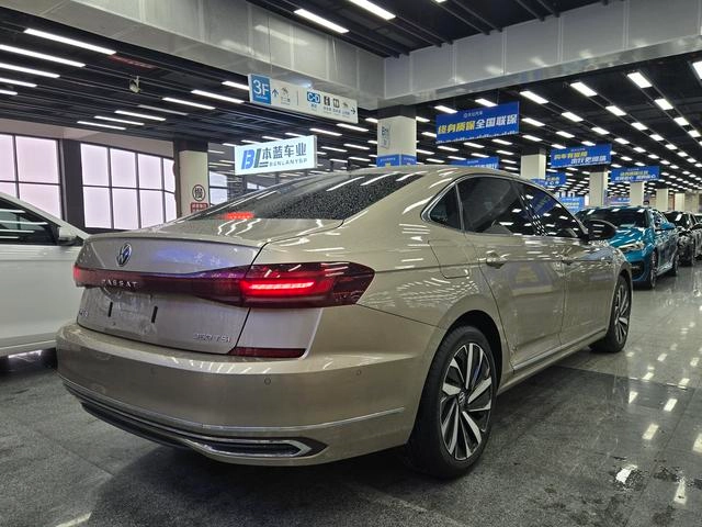 Volkswagen Passat 2022 380TSI Роскошная версия интерьер фото 12