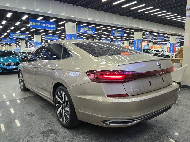 Volkswagen Passat 2022 380TSI Роскошная версия интерьер фото 14