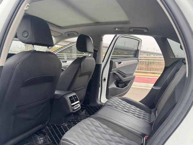 Volkswagen Sagitar 2023 300TSI DSG Premium Edition interior photo 12