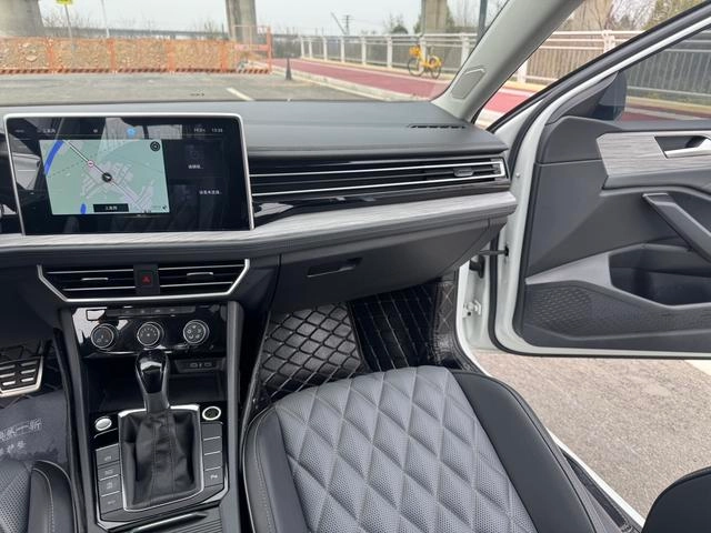 Volkswagen Sagitar 2023 300TSI DSG Premium Edition interior photo 19