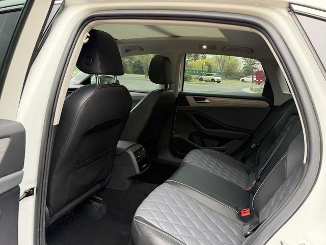Volkswagen Sagitar 2023 300TSI DSG Premium Edition interior photo 7