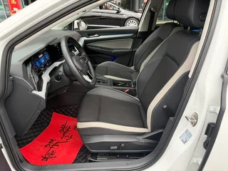 Volkswagen Golf 2021 280TSI DSG 30 Юбилейное издание интерьер фото 7 Volkswagen Golf 2021 280TSI DSG 30 Юбилейное издание интерьер фото 7