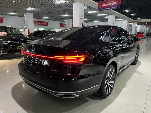 Volkswagen Passat 2023 330TSI Version de luxe intérieur photo 7