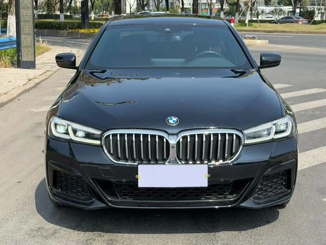 BMW 5 Series 2022 Tres cambios 530Li Tipo de lujo M Conjunto deportivo exterior foto 2