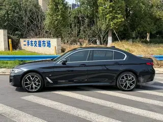 BMW 5 Series 2022 Tres cambios 530Li Tipo de lujo M Conjunto deportivo exterior foto 3