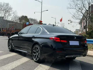 BMW 5 Series 2022 Tres cambios 530Li Tipo de lujo M Conjunto deportivo exterior foto 4