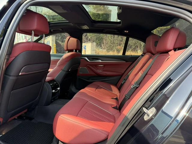 BMW 5 Series 2022 Tres cambios 530Li Tipo de lujo M Conjunto deportivo interior foto 7