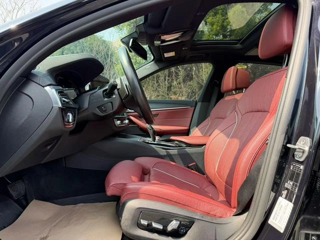 BMW 5 Series 2022 Tres cambios 530Li Tipo de lujo M Conjunto deportivo interior foto 8
