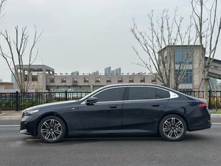 BMW 5 Series 2025 Restyling 530Li Leading Type M Sports suit exterior photo 4